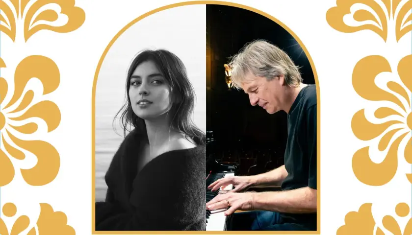 En ung kvinna och en man vid ett piano. Kanske en förhandsvisning av jazz på Skansen.