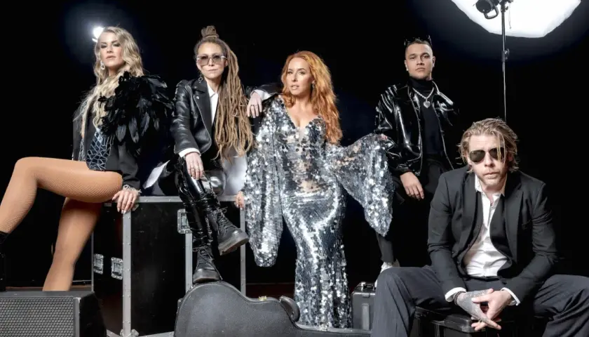 En grupp musiker med glittriga kläder och läderjackor, redo för en show med nästan Motown-känsla.