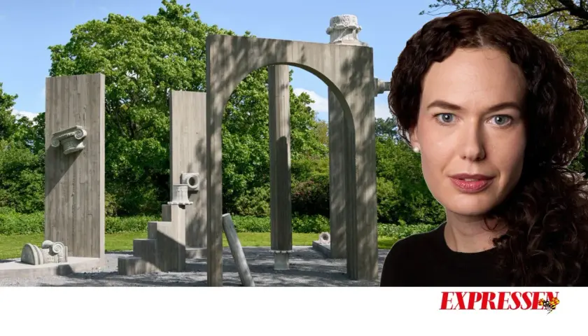 En kvinna tittar framför en betongskulptur i estelles skulpturpark.