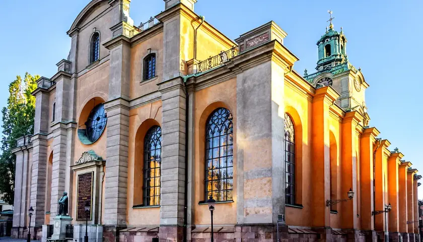 Storkyrkan i Gamla Stan, Stockholm, med sina stora valv och vackra fönster, badar i solljus.