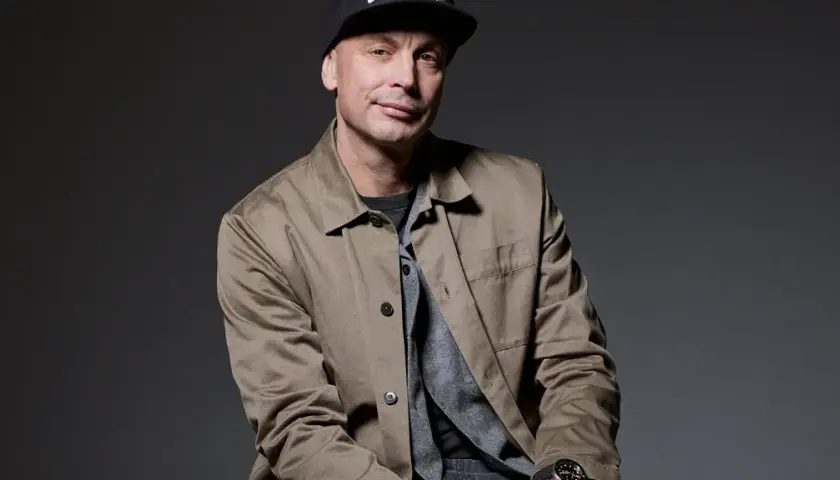 Petter ser ut att vara redo för en konsert, klädd i keps och jacka.