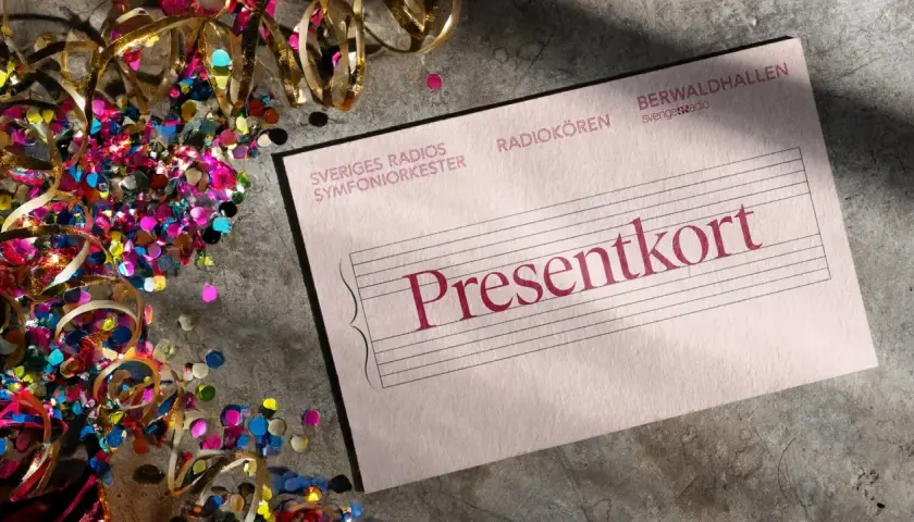 Presentkort till orgelkonsert i Stockholm. Konfetti och serpentiner runt ett presentkort för Sveriges Radios Symfoniorkester.