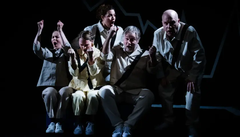 Ensemblen för improv Stockholm jublar med knutna nävar och öppna munnar.