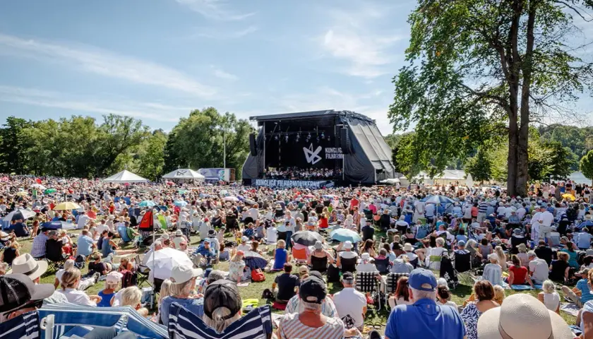 Stor publik njuter av en utomhuskonsert med Kungliga Filharmonikerna. Soligt och glatt!