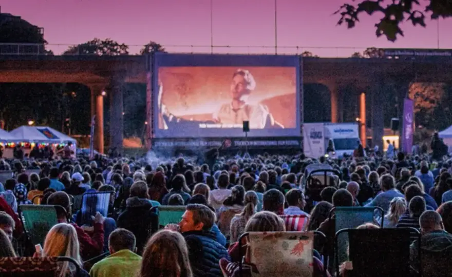 Sommarbio i Stockholm - så planerar du kvällen i Rålambshovsparken