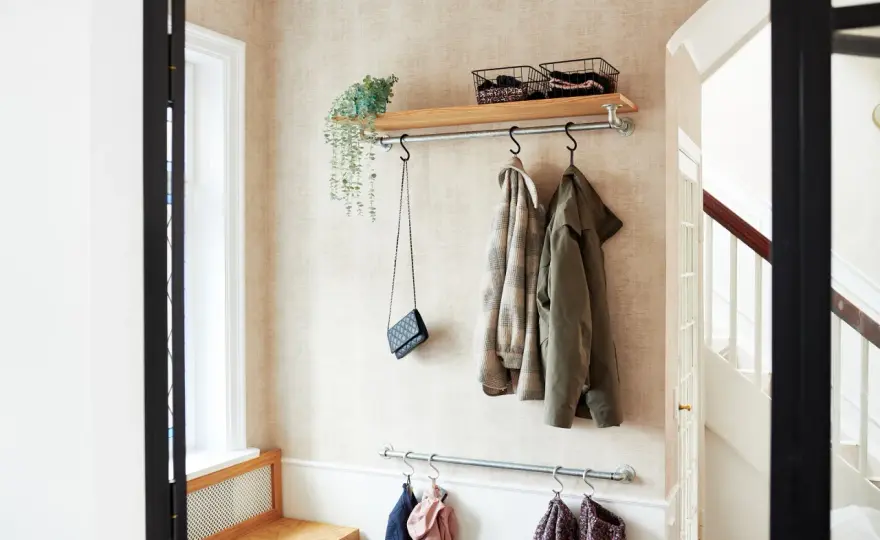 Långsmal hall inspiration - Få den att kännas större!