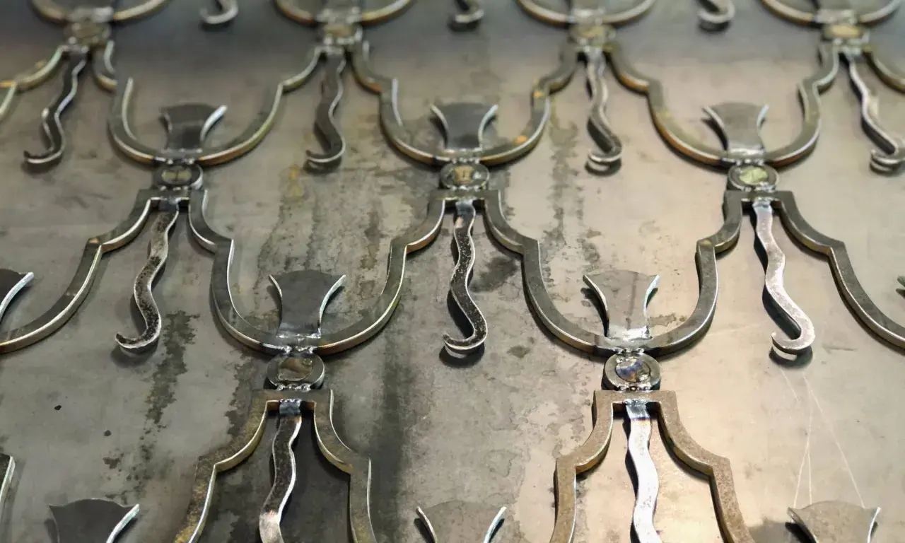 Detaljerad smide inredning med repetitiva mönster av metallfigurer. Vackert hantverk som ger karaktär.