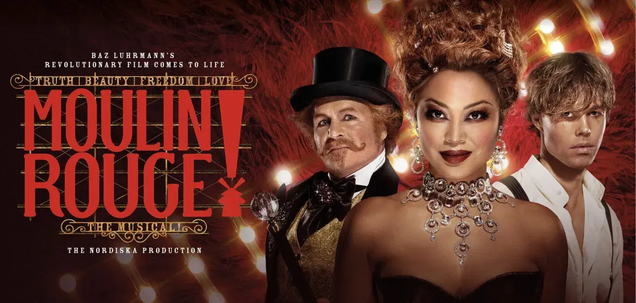 En kvinna med dramatisk makeup och en man med cylinderhatt och mustasch, bredvid en ung man. "Moulin Rouge! The Musical" i stora röda bokstäver.