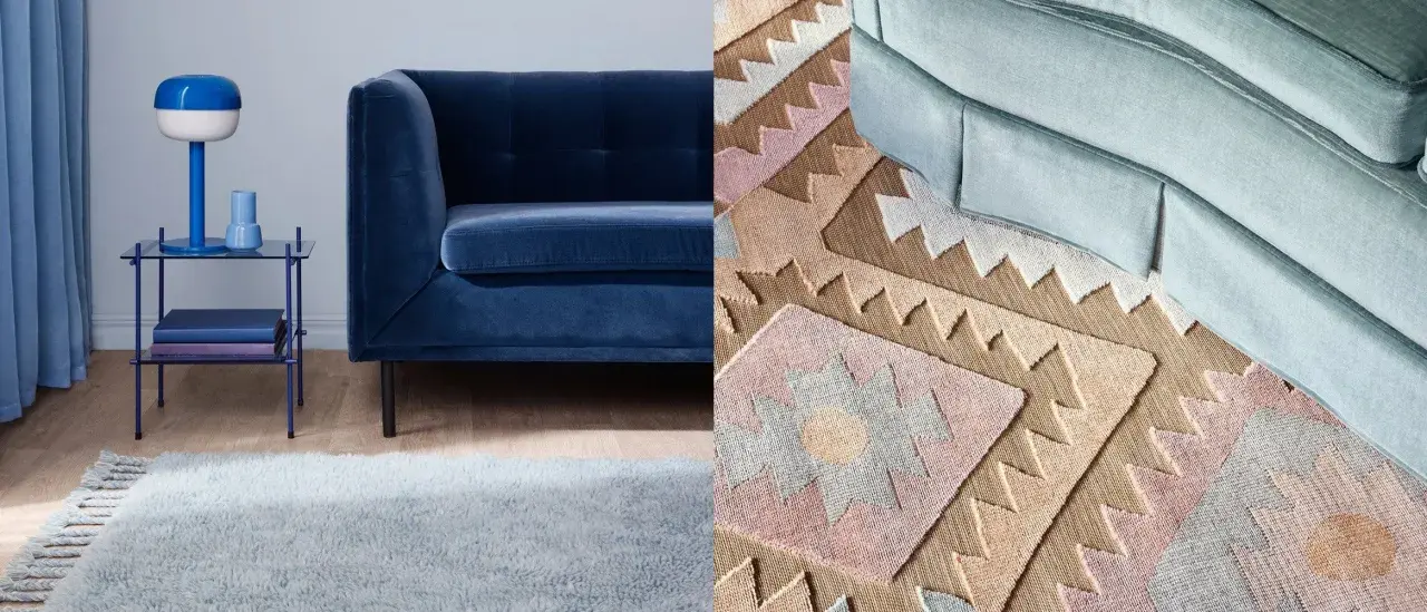 En mjuk, ljusblå matta med fransar framför en mörkblå soffa. Till höger syns en annan matta med geometriskt mönster i rosa, beige och vitt, som matchar en ljusblå soffa.