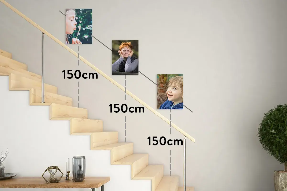Tre tavlor med barn placerade längs en trappa, med måttangivelser på 150 cm.