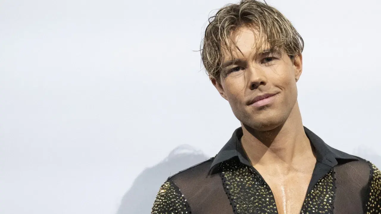 Andreas Wijk i en glittrande, genomskinlig skjorta, redo för Moulin Rouge.