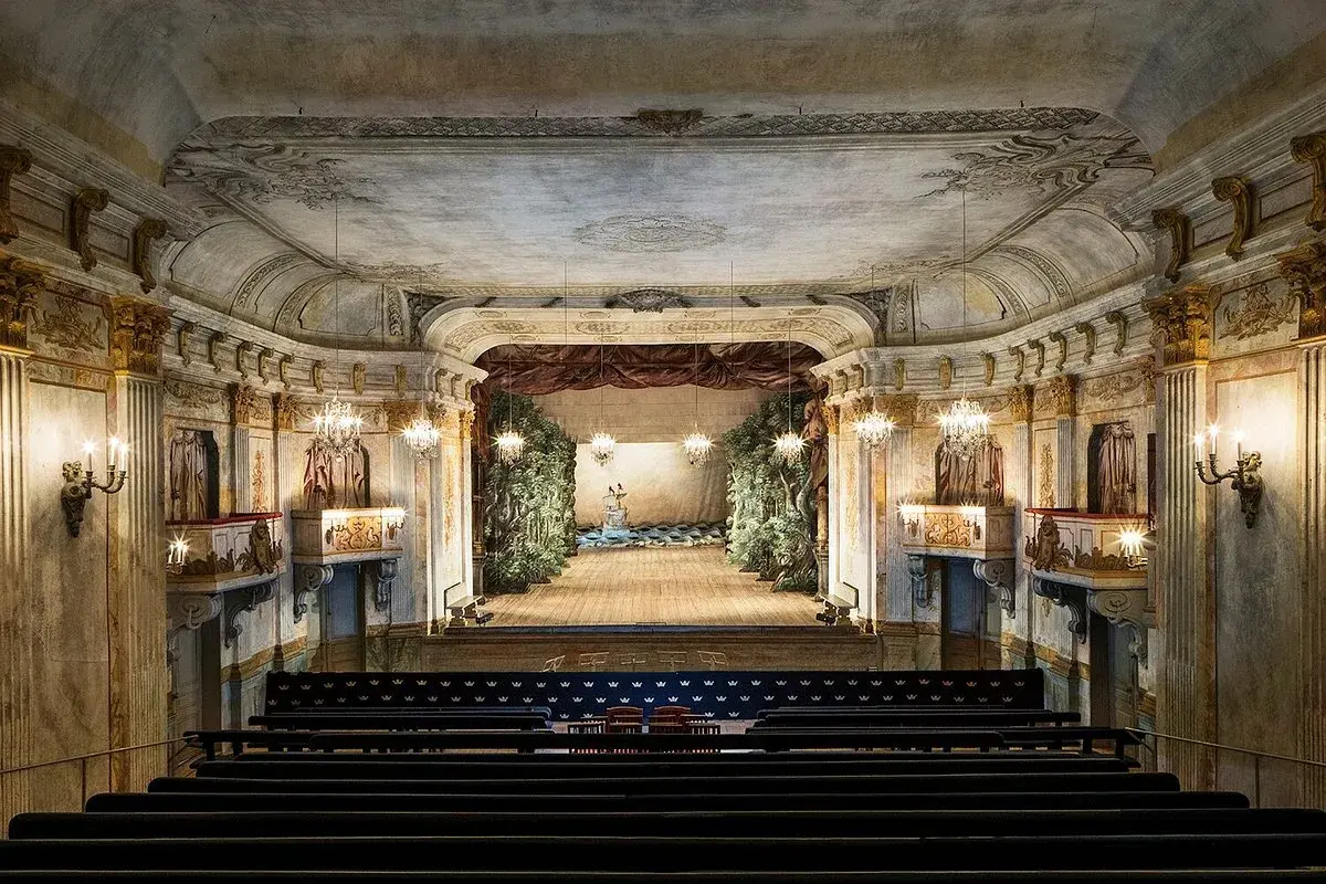 Den historiska Drottningholms teater med sin scenografi och sitt publikutrymme.