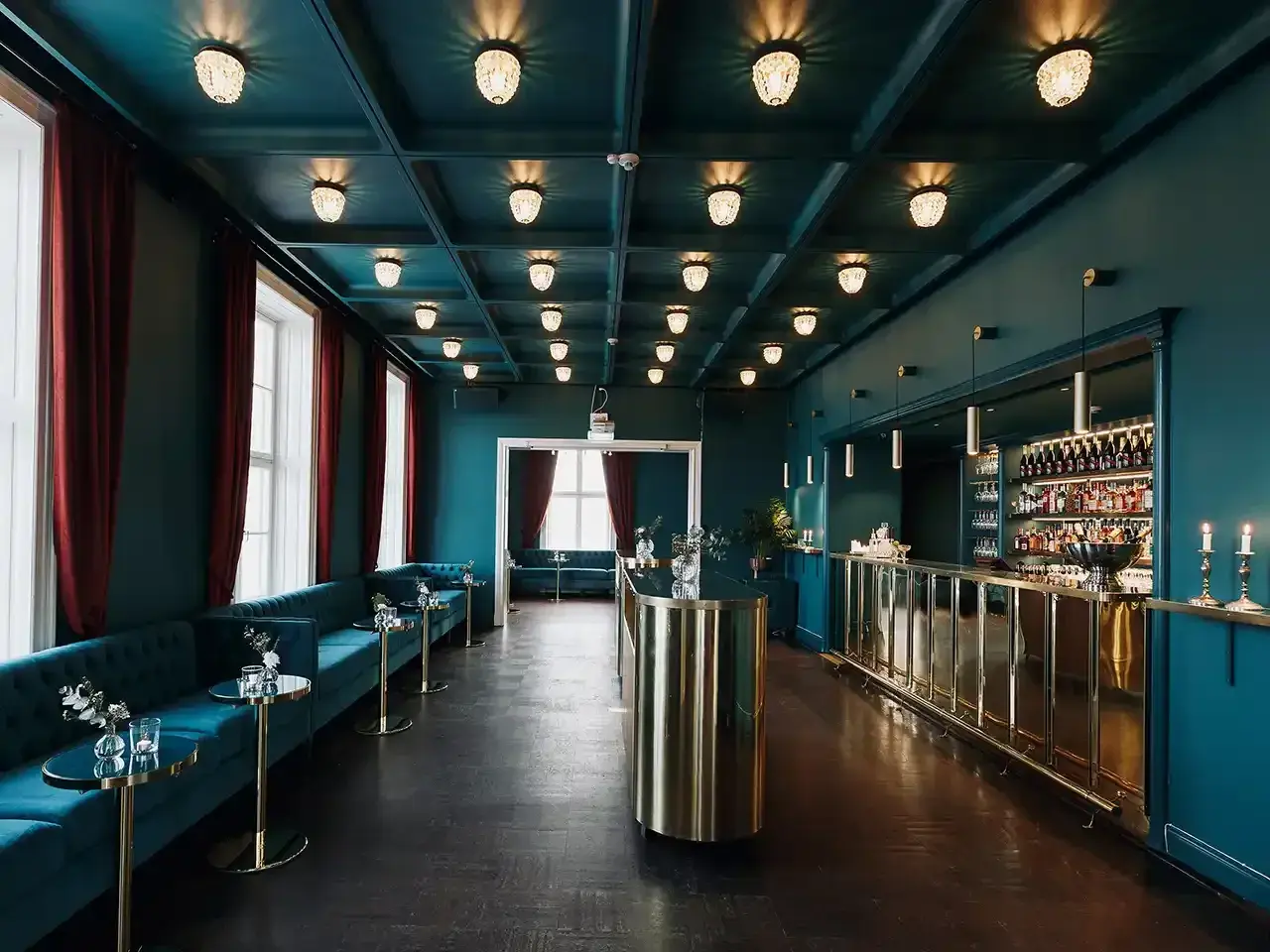 Elegant bar med sammetssoffor och en glänsande bardisk. Södra Teatern bjuder in till en sofistikerad kväll.