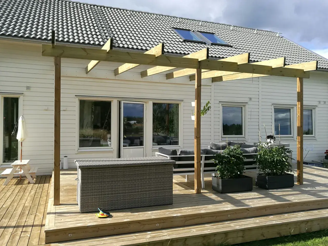 Nybyggd altan med pergola. Kanske dags för pergola bygglov? Utemöbler och förvaringslåda finns på plats.
