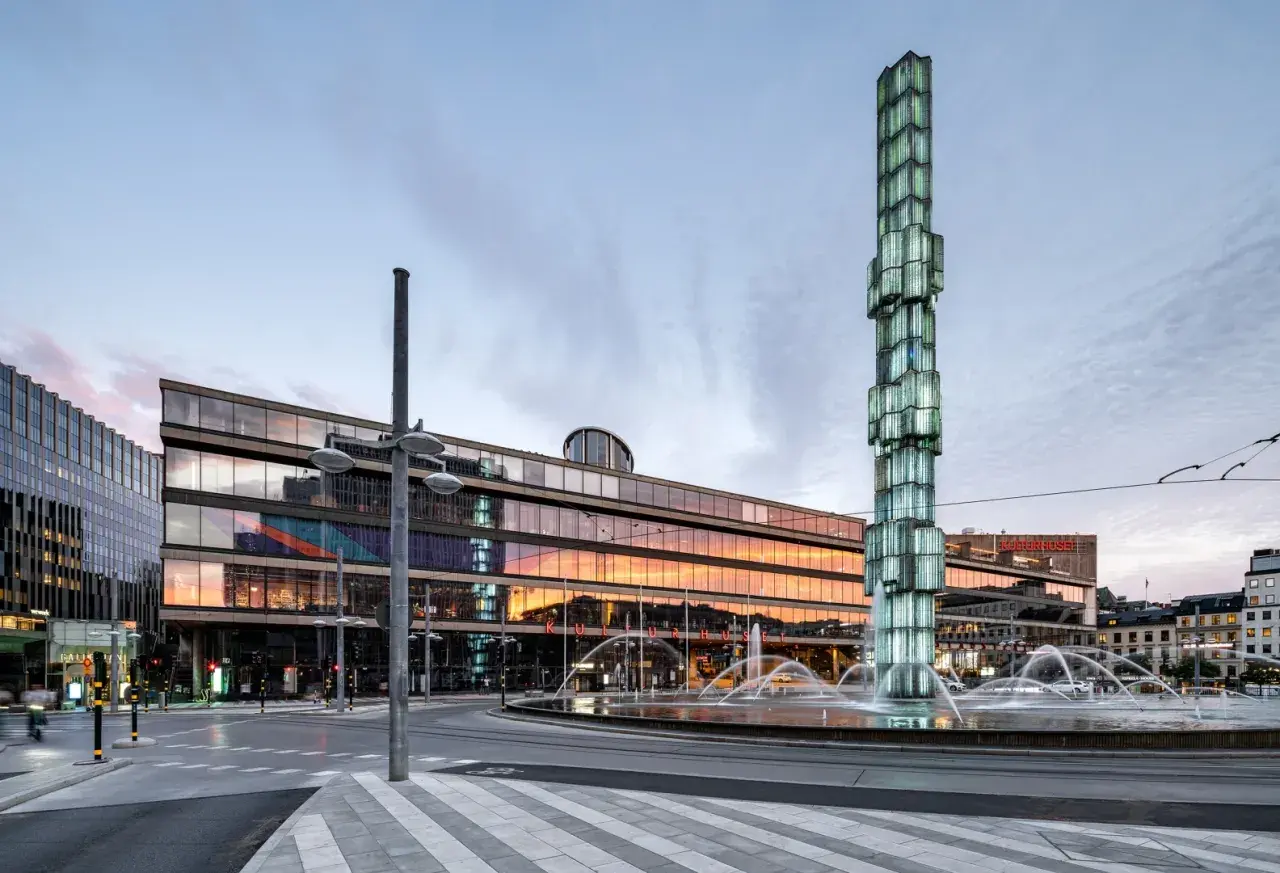 Kulturhuset Stadsteatern i Stockholm med fontän och en ljusskulptur.