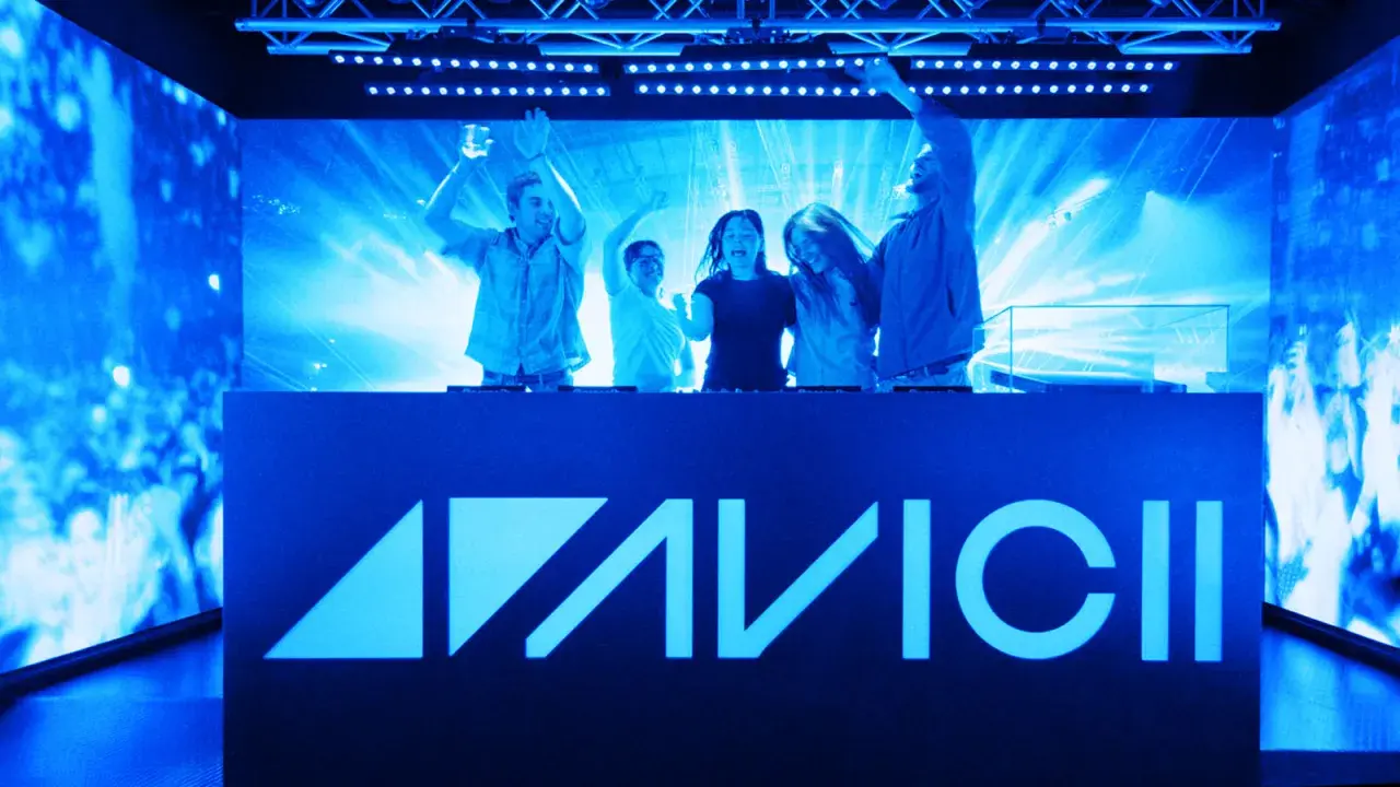 Glada besökare njuter av en upplevelse med Avicii-logotypen belyst i blått.