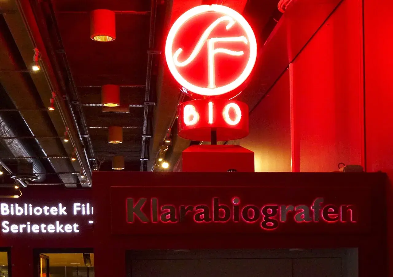 Rött neonskylt med "BIO" och en SF-logotyp ovanför entrén till Klarabiografen.