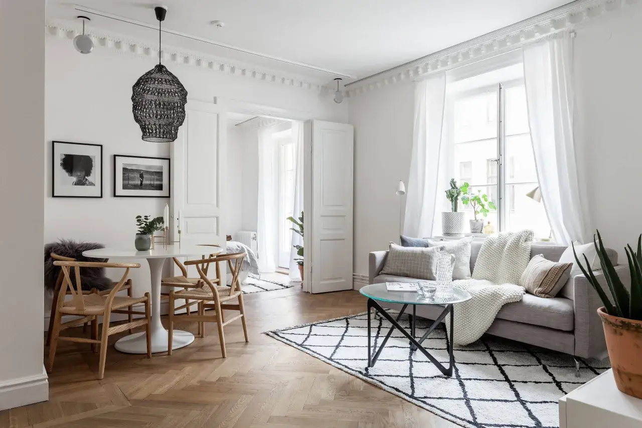 Ljust och stilrent vardagsrum med matbord och soffgrupp. Perfekt matbord vardagsrum inspiration för ett modernt hem.