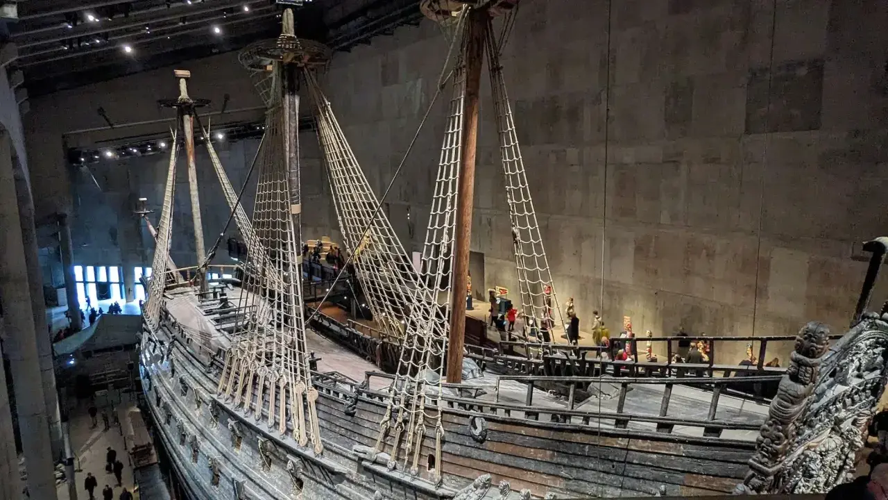 Vasa-skeppet i Stockholm, en imponerande syn av svensk historia, ger en känsla av stockholm americana.