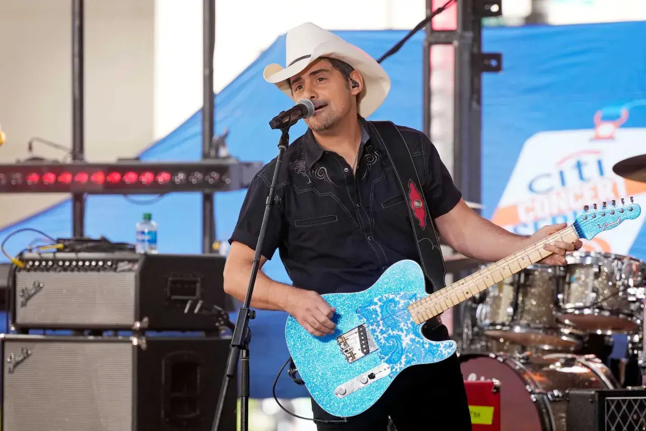 Brad Paisley, med vit cowboyhatt och blå gitarr, uppträder. Kanske en framtida spelning i Stockholm?