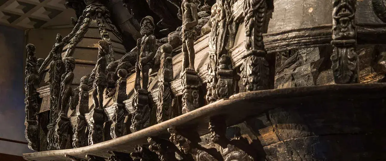 Detaljerade träskulpturer på Vasamuseet i Stockholm, en fascinerande inblick i 1600-talets hantverk.