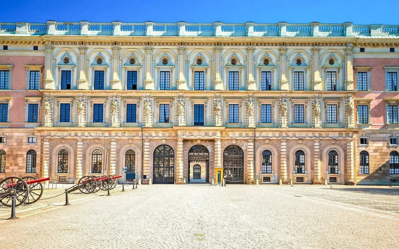 Det ståtliga Stockholms slott med sina kanoner på borggården.