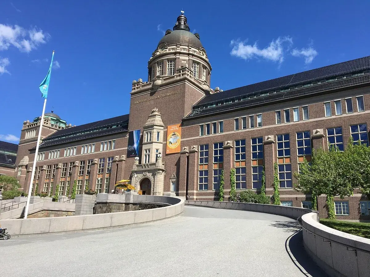 Imponerande byggnad för Naturhistoriska riksmuseet i Stockholm. En blå flagga vajar stolt.