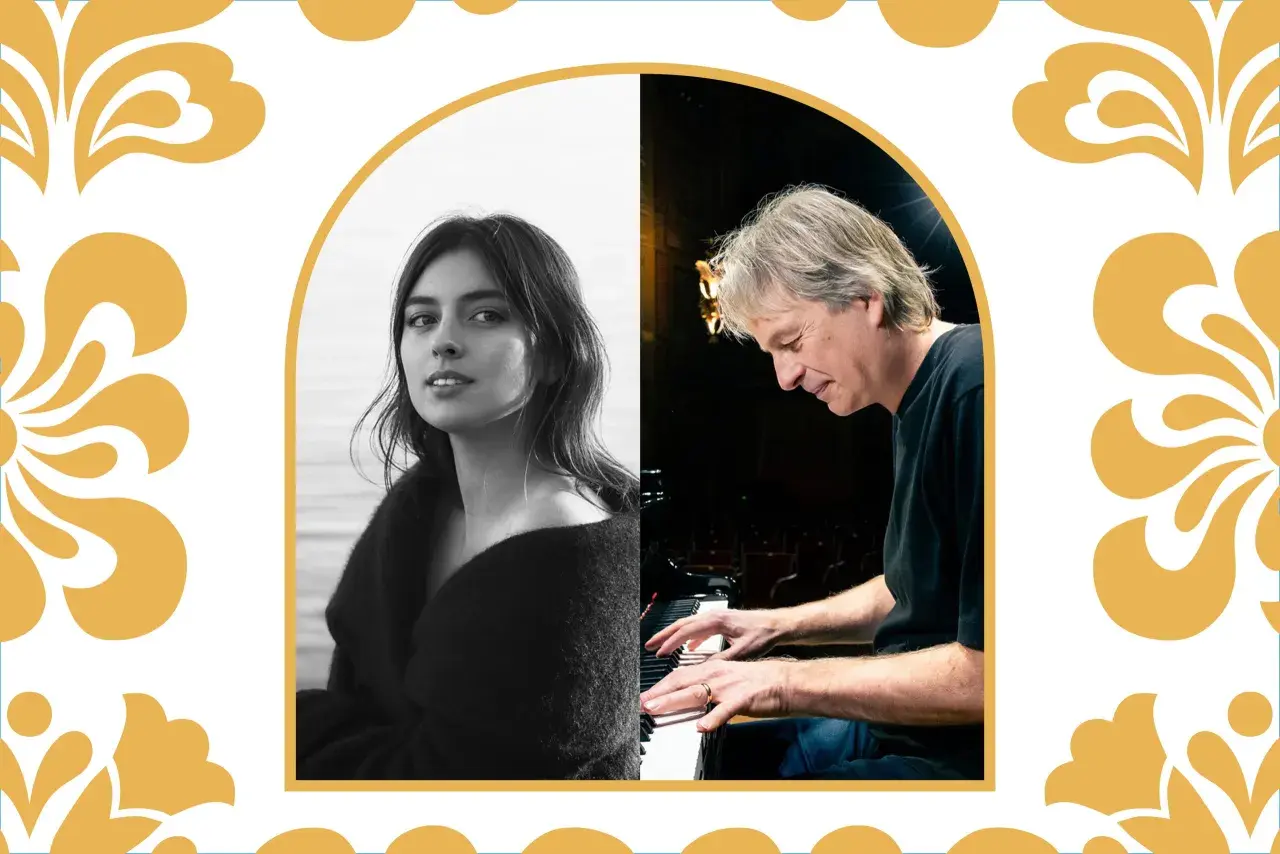 En ung kvinna och en man vid ett piano. Kanske en förhandsvisning av jazz på Skansen.