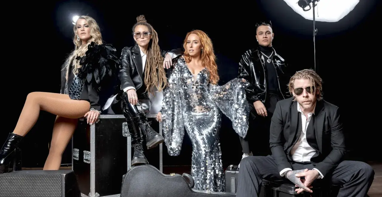 En grupp musiker med glittriga kläder och läderjackor, redo för en show med nästan Motown-känsla.