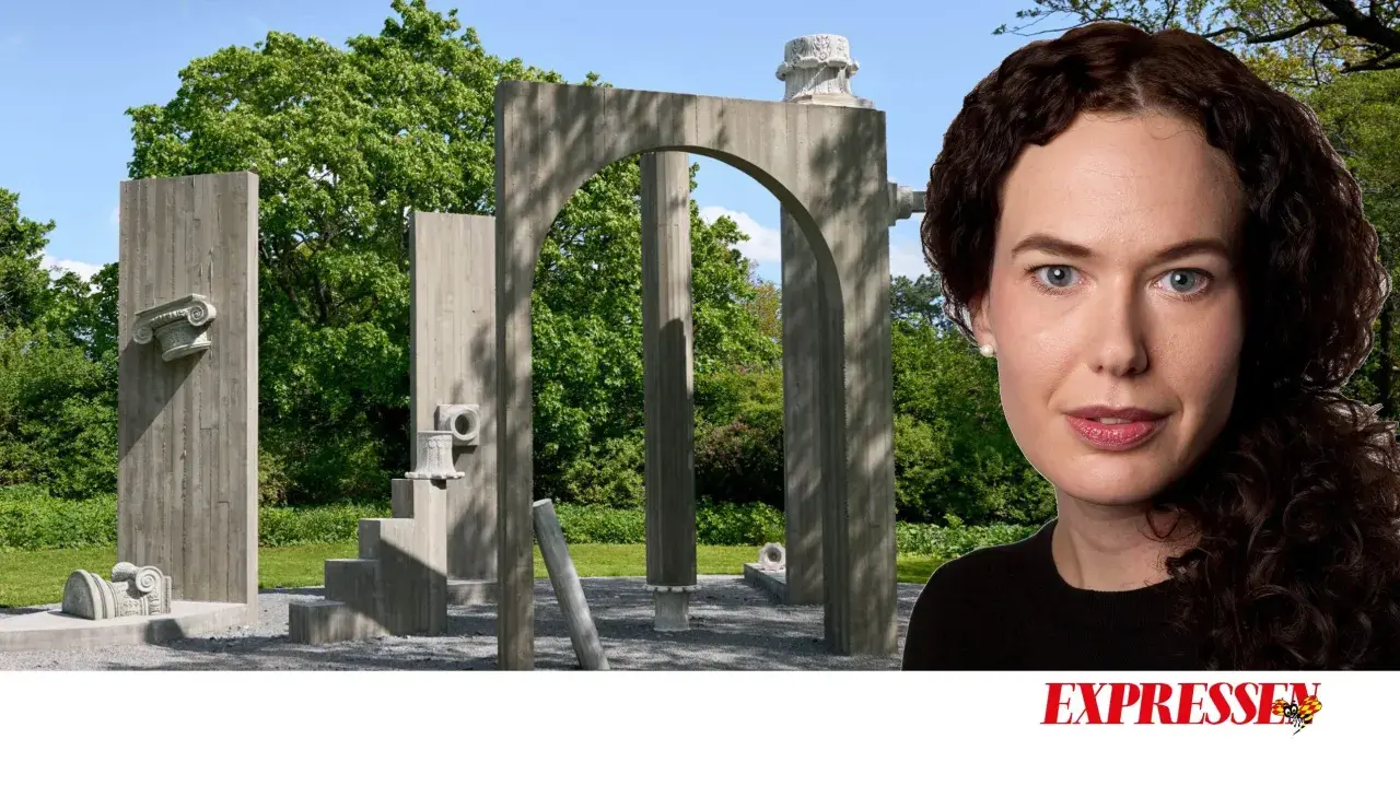 En kvinna tittar framför en betongskulptur i estelles skulpturpark.