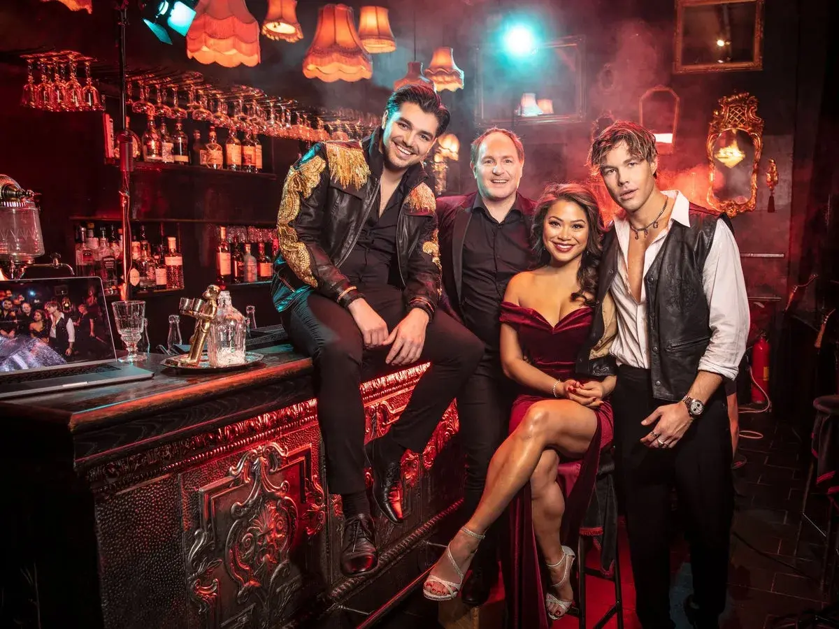 Anton Ewald och vänner i en stämningsfull bar, kanske en hyllning till Moulin Rouge.