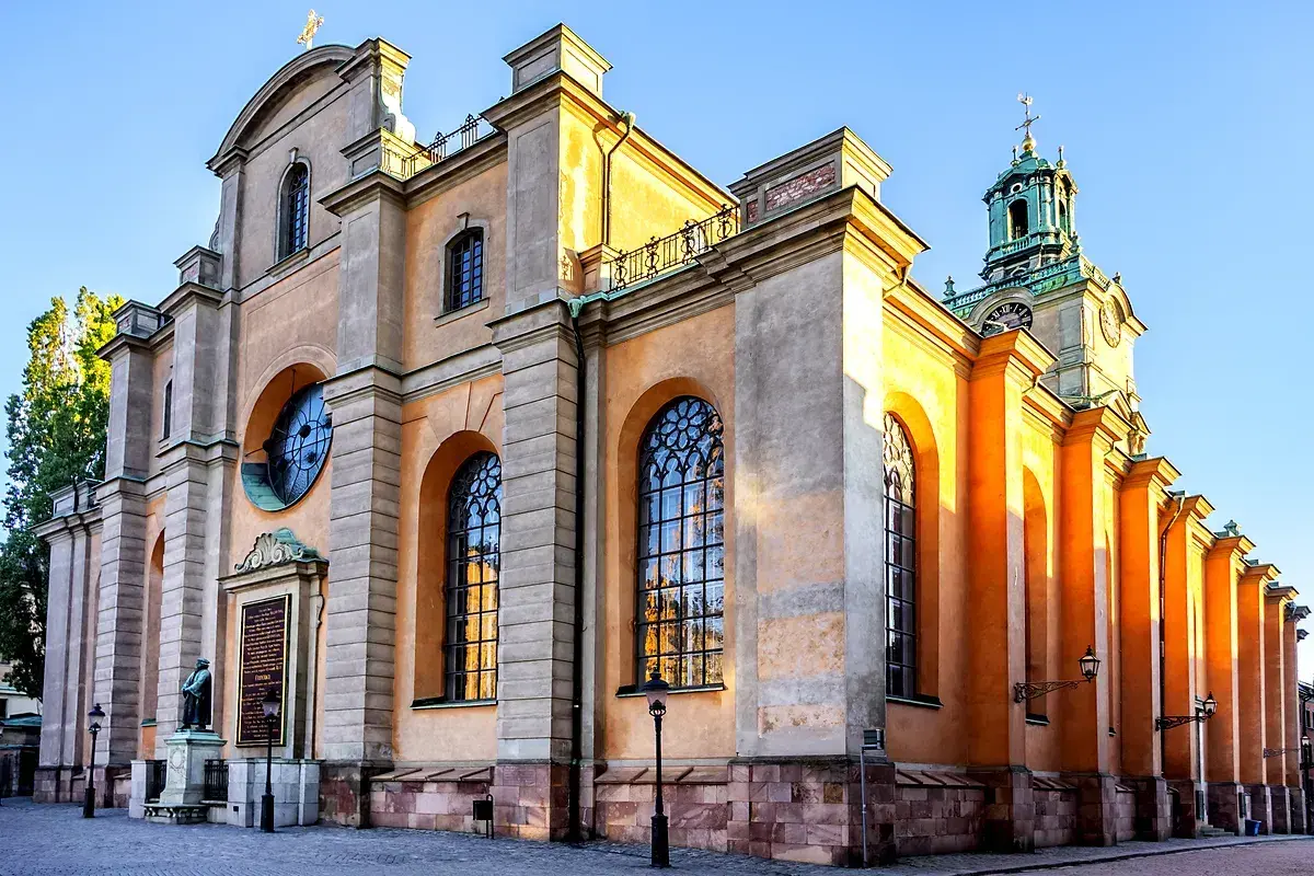 Storkyrkan i Gamla Stan, Stockholm, med sina stora valv och vackra fönster, badar i solljus.