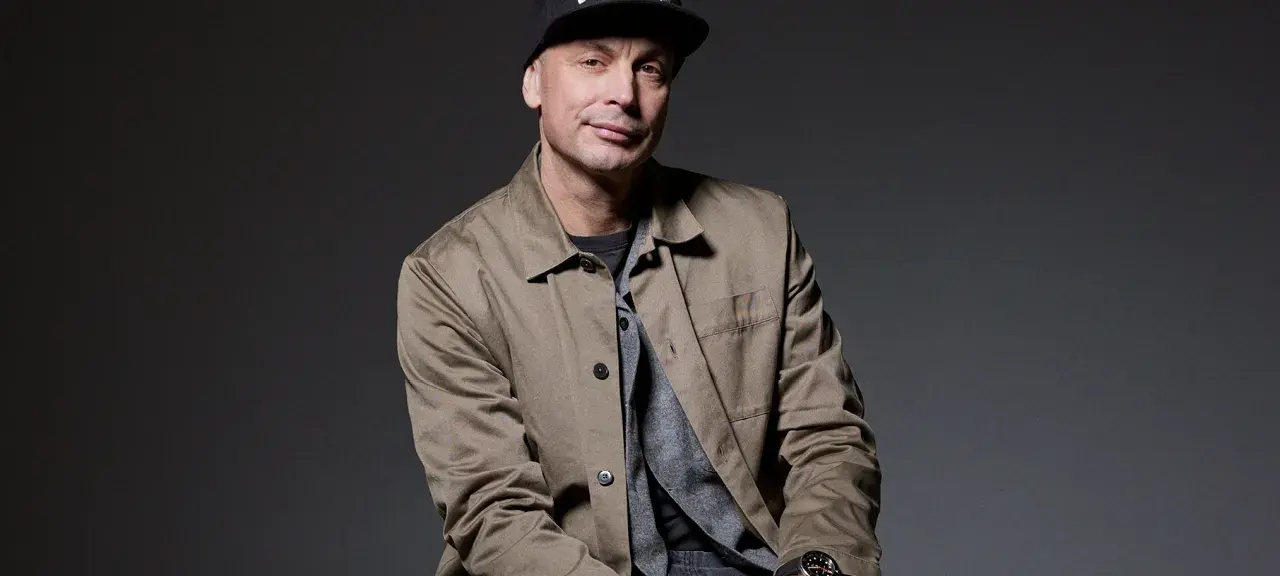 Petter ser ut att vara redo för en konsert, klädd i keps och jacka.