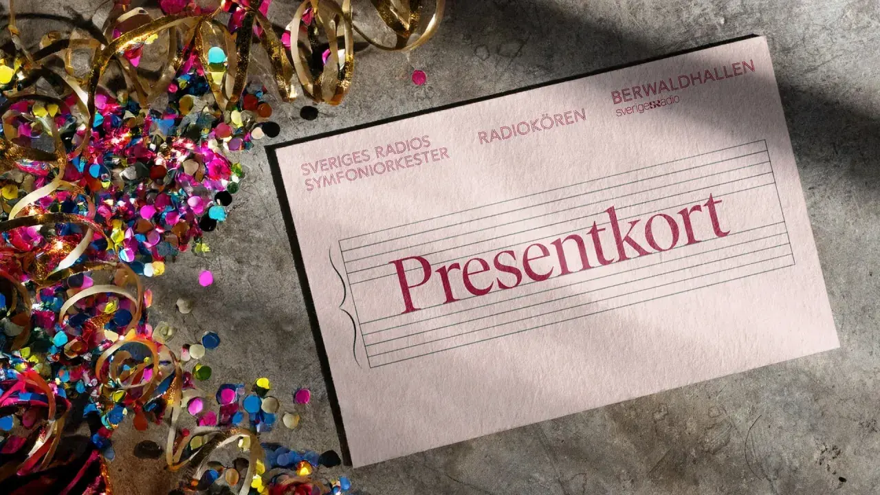 Presentkort till orgelkonsert i Stockholm. Konfetti och serpentiner runt ett presentkort för Sveriges Radios Symfoniorkester.