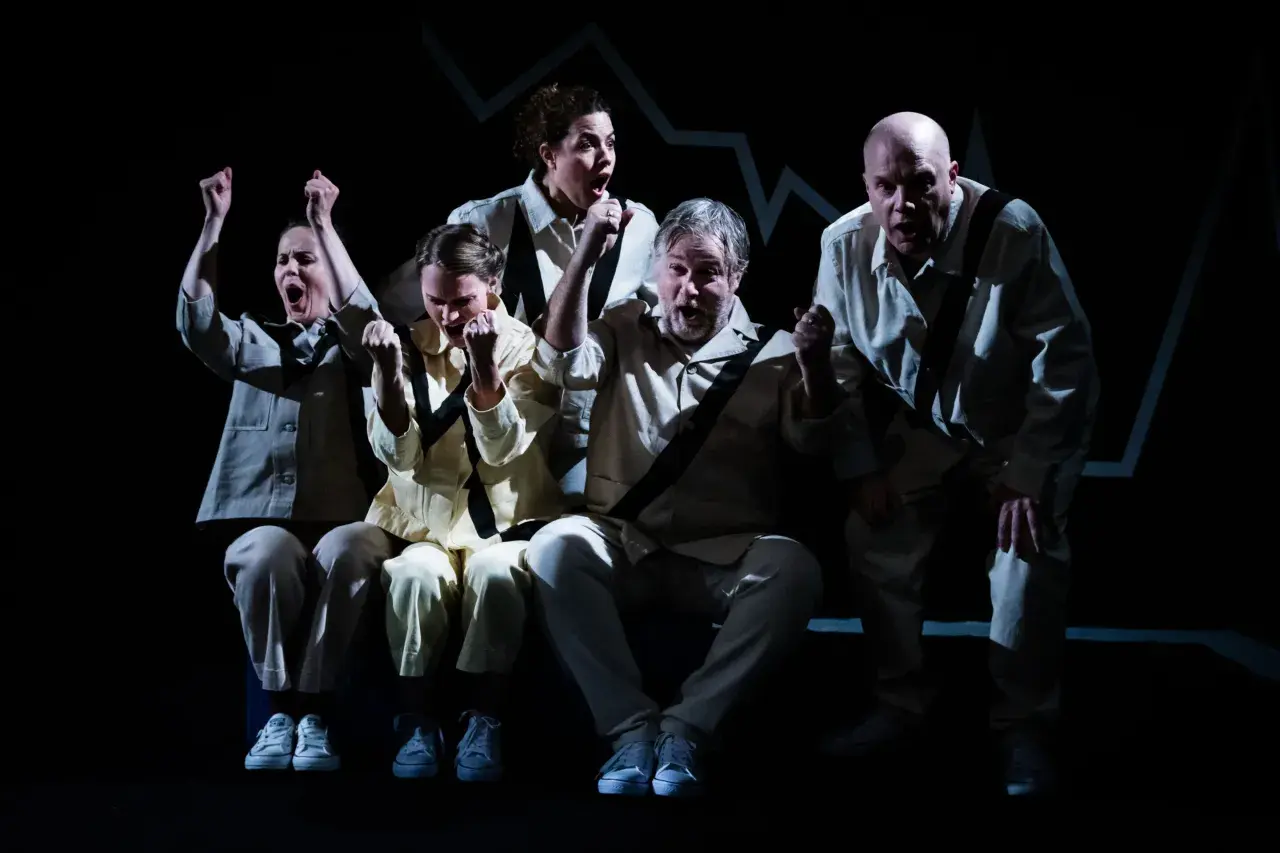 Ensemblen för improv Stockholm jublar med knutna nävar och öppna munnar.