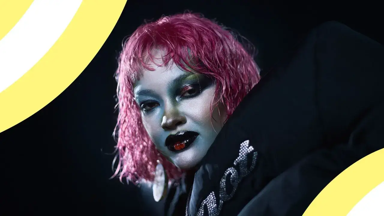 Daniela Rathana med rosa hår och dramatisk sminkning, redo för en konsert.