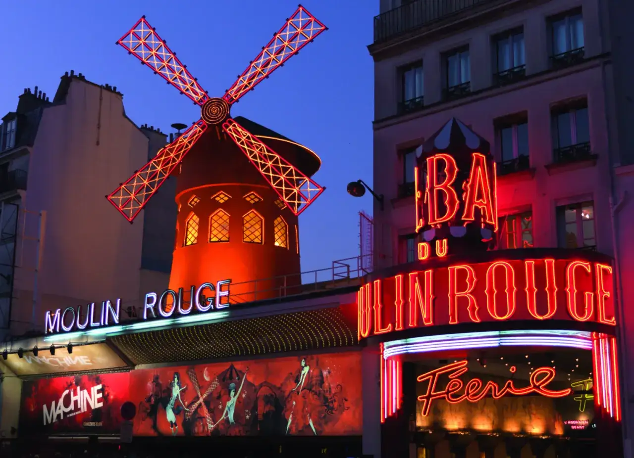 Moulin Rouge i Paris, med sin ikoniska väderkvarn och neonljus, är en symbol för kabaré och underhållning. Vad handlar Moulin Rouge om? Det är en plats för spektakulära shower och en bit av Paris historia.