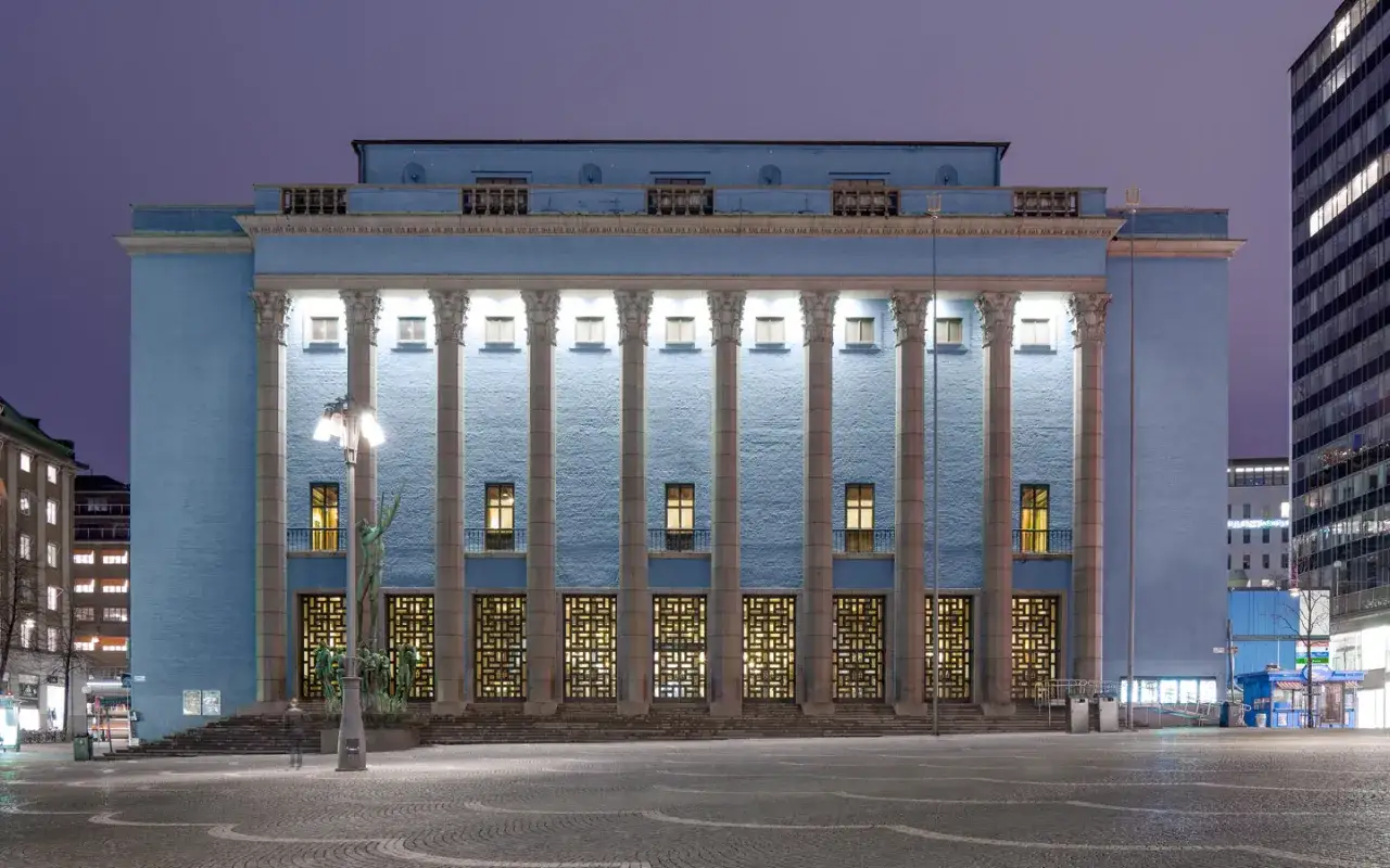 Konserthuset Stockholm, en blå byggnad med kolonner, är en plats för spännande konserter och evenemang.
