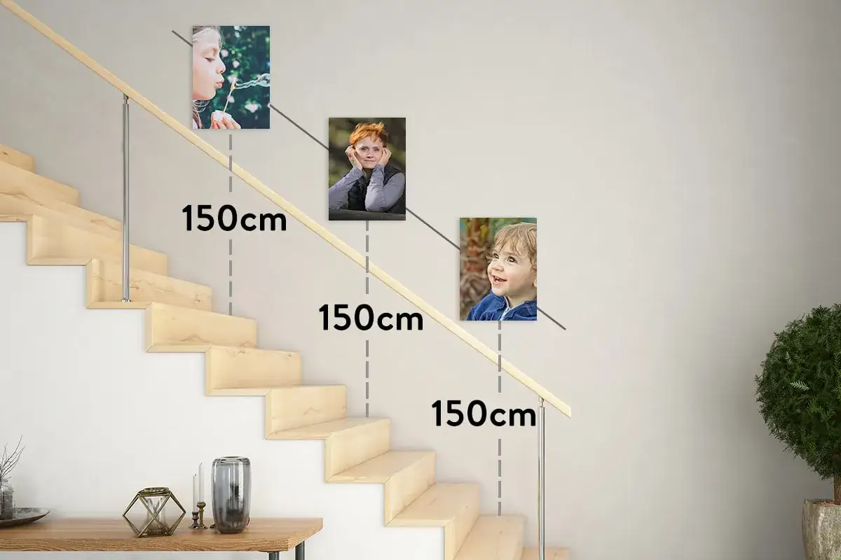 Tre tavlor med barn placerade l&auml;ngs en trappa, med m&aring;ttangivelser som visar 150 cm.