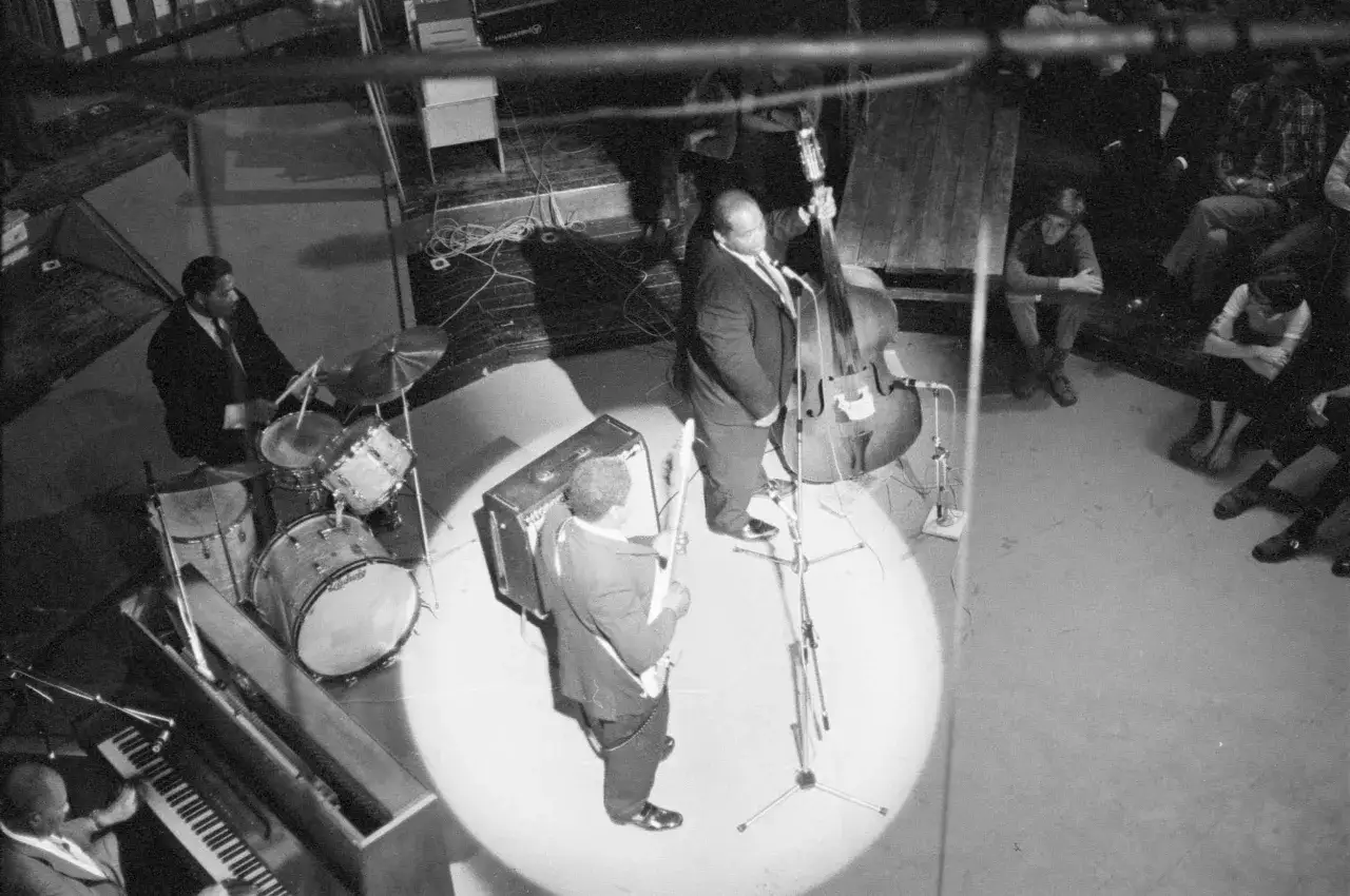 En jazzkv&auml;ll i Stockholm. En kontrabasist, trummis och pianist spelar blues f&ouml;r en publik.