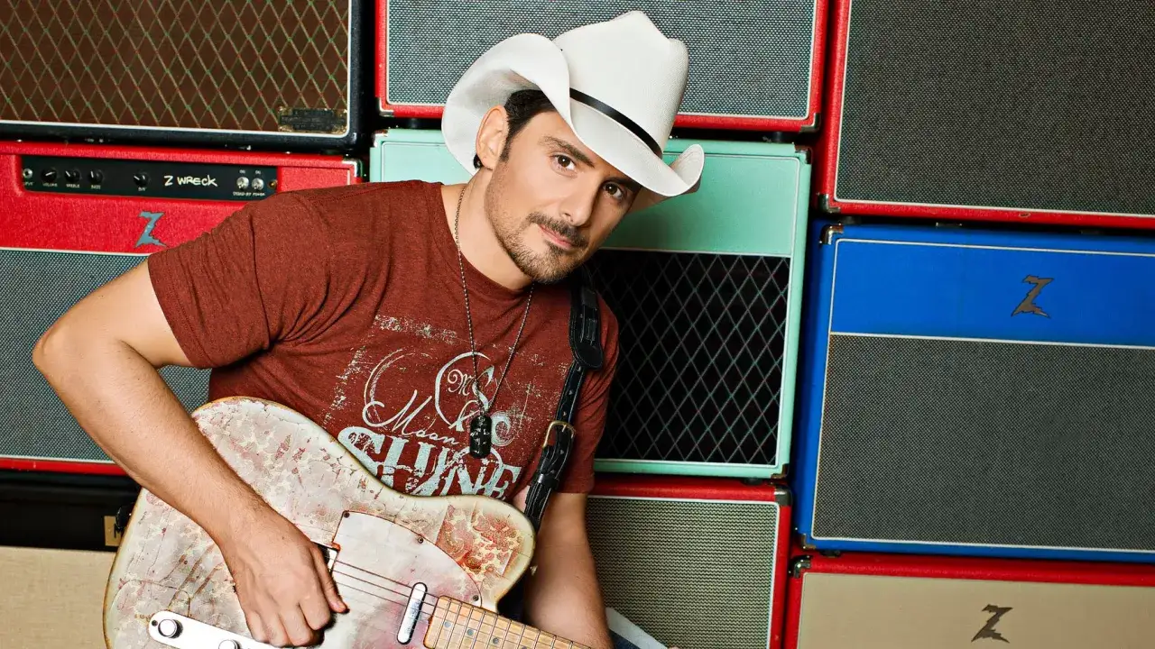 Brad Paisley i Stockholm, redo att rocka med sin gitarr bland f&auml;rgstarka f&ouml;rst&auml;rkare.