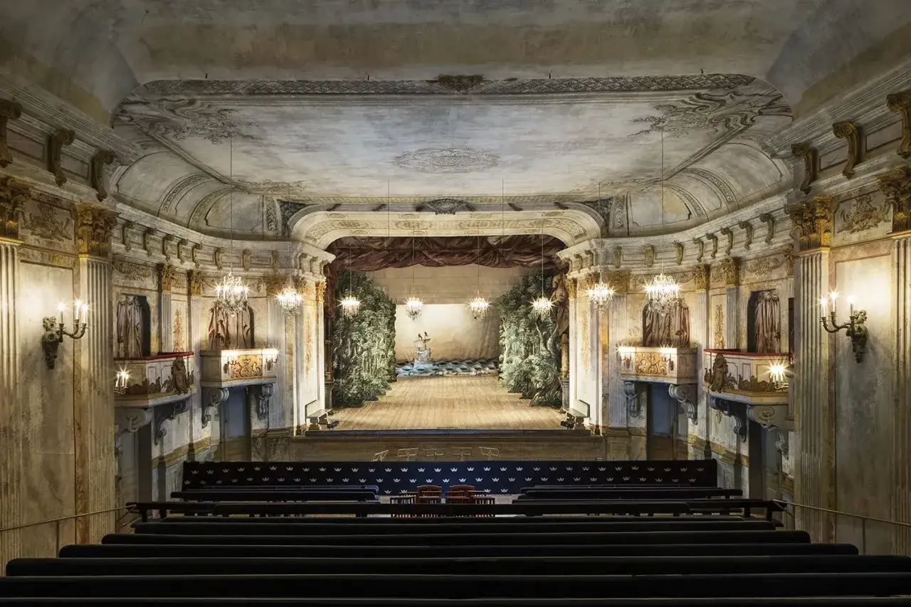 Drottningholms teater, en historisk scen med detaljerad dekor, bjuder in till en tidlös föreställning.