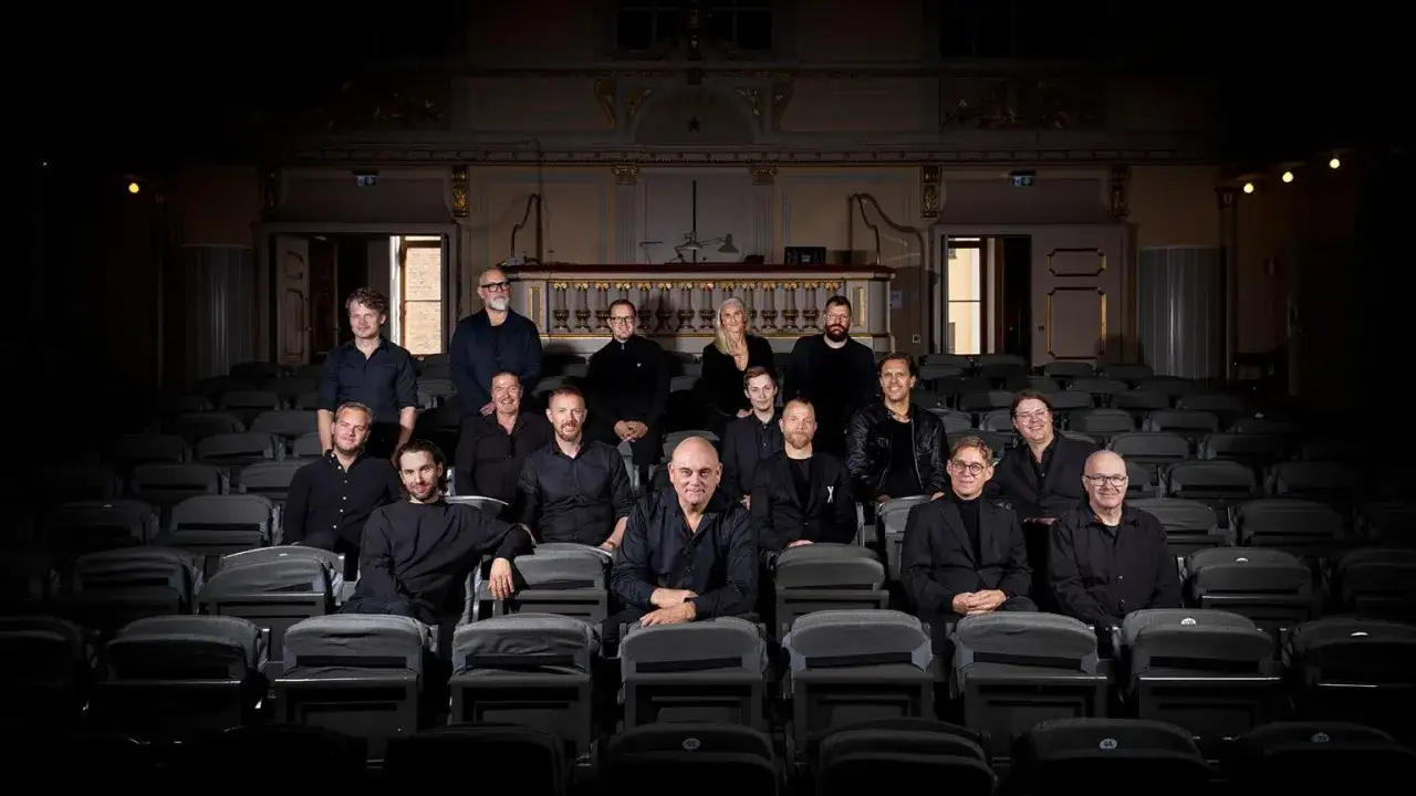Ensemblen f&ouml;r storbandsjazz i Stockholm poserar i en teatersalong.