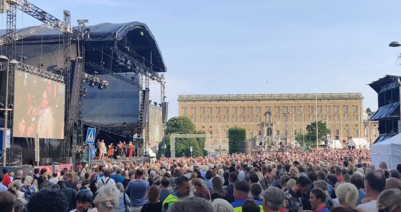 Stor publik vid en utomhuskonsert i Stockholm, med Kungliga slottet i bakgrunden.