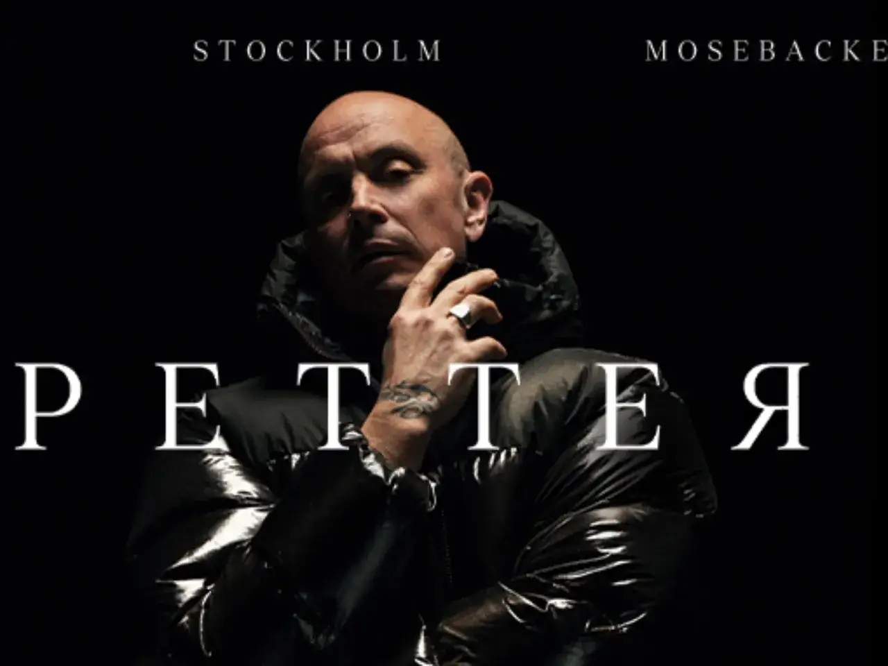 Petter ser intensiv ut i sin puffiga jacka, redo för en konsert i Stockholm på Mosebacke.