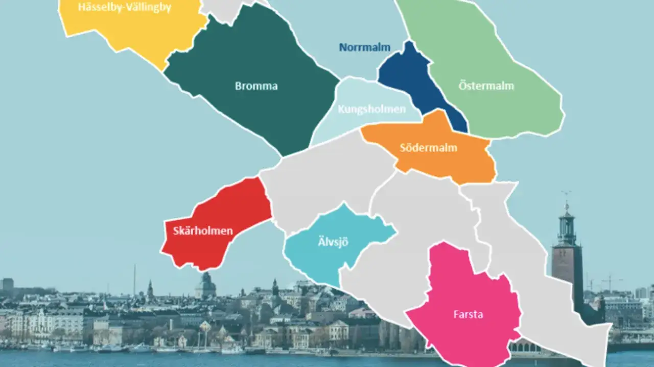 Karta över olika stadsdelar i en scen Stockholm, med färgglada områden som Hässelby-Vällingby, Bromma, Norrmalm, Östermalm, Kungsholmen, Södermalm, Skärholmen, Älvsjö och Farsta.