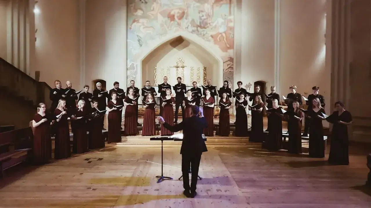 Stor kör uppträder vid en adventskonsert i Stockholm.