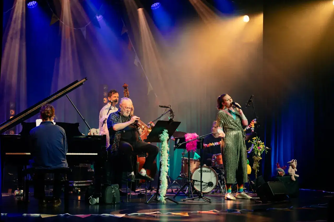 En jazzfestival i full gång med sångerska, trumpetare, basist, pianist och trummis på scenen.