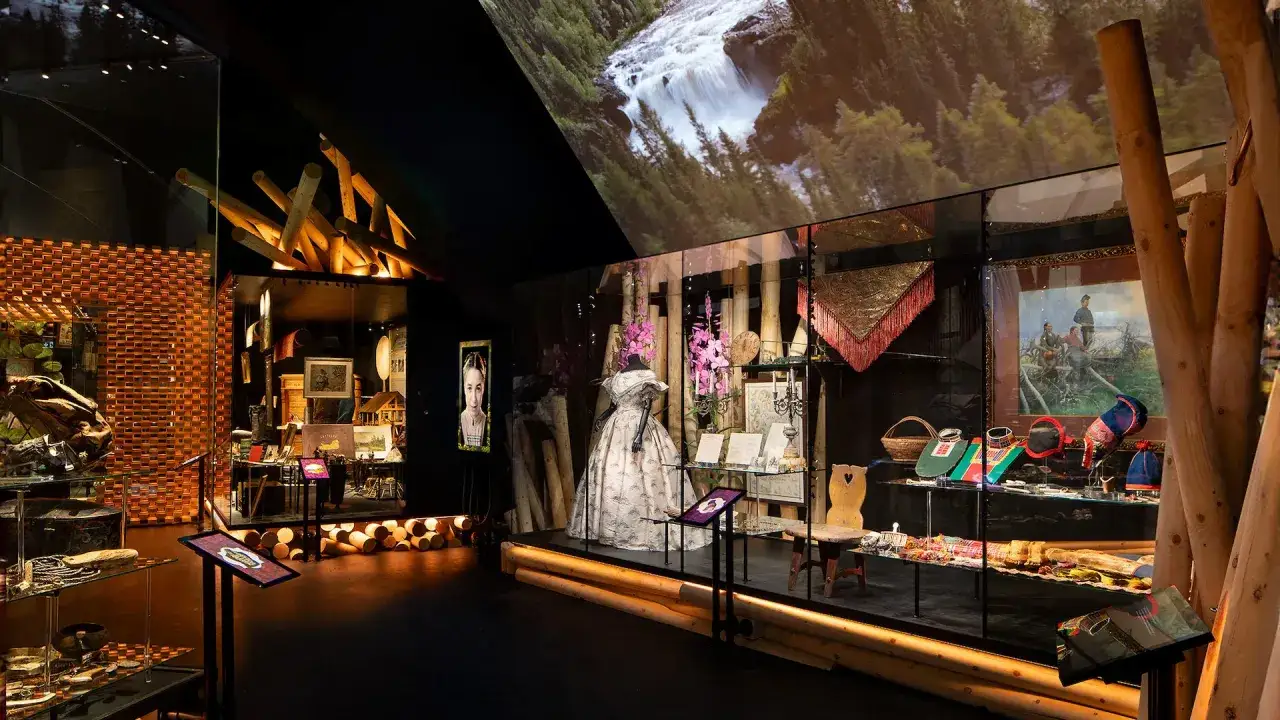 Nordiska museet visar nordbor och deras liv. Utställningen har kläder, föremål och bilder som berättar om svensk kulturhistoria.