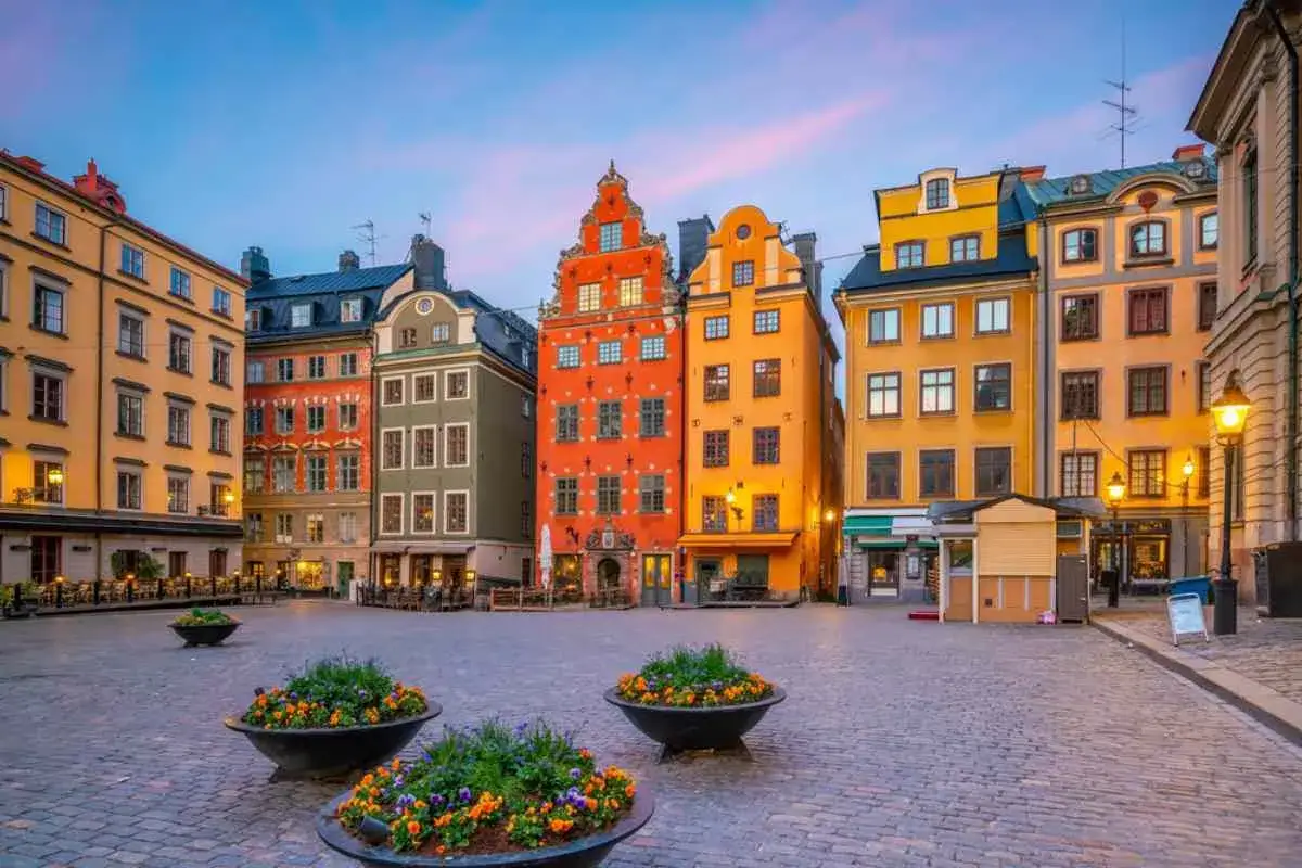 Färgglada hus på ett torg i Stockholm, perfekt för historiska promenader.